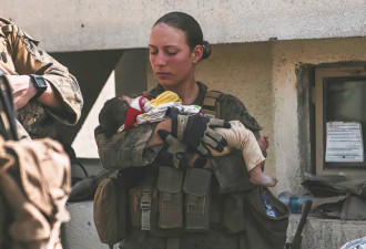 美国女兵恐攻亡 安抚阿富汗婴儿成最后身影