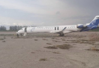 新疆：华夏航空一航班落地后冲出跑道
