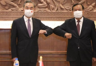 王毅访柬埔寨大撒币 首相洪森回报支持北京立场