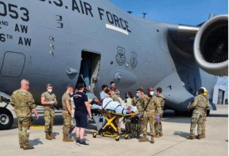 阿富汗妇女搭美军运输机撤离 途中于机舱内产女