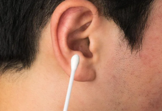 听力专家警告：别再用棉花棒挖耳朵 不然…