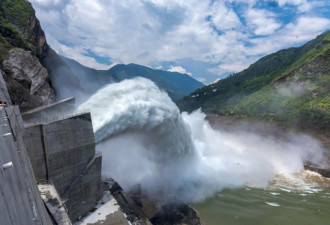 18分钟灌满西湖！中国在建第二大水电站泄洪
