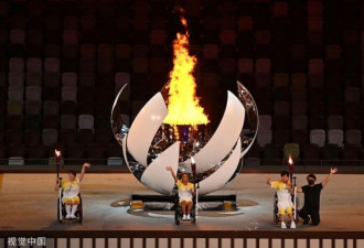 东京残奥开幕 三名残疾人运动员共同点燃火炬