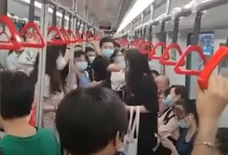 不小心踩到脚 上海地铁两名女子斗殴