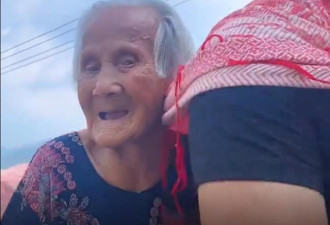 102岁奶奶玩骑马游戏走红 视频意外走红
