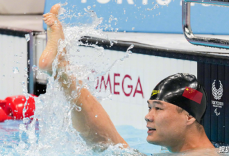 中国无臂泳将残奥夺四金 他拼搏与坚韧感动世界