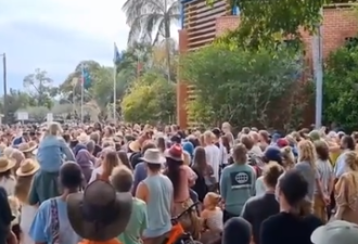 澳大利亚乱了！为反疫苗太疯狂 抗议者围攻警察