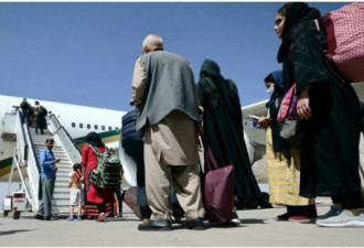 塔利班夺权后 首个国际商业航班抵喀布尔！