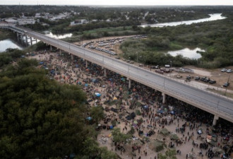 成千上万拉美各国移民 挤满美国德州边界河岸