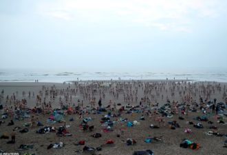 做公益&quot;全身脱光&quot; 天体海滩820人裸泳大喊超棒