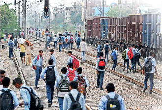 印度新德里今年因违规穿越铁路已致358人死亡！