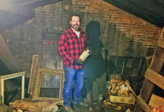 男子买房子 发现天花板藏阁楼 堆满古董