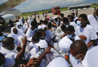 美遣返海地移民 “停机坪之乱”再上演