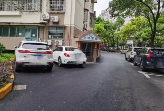 上海小区停车难 为抢车位在车干坐6小时