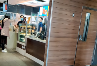 视频曝光！加拿大亚裔女抱狗大闹麦当劳