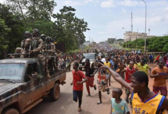几内亚军事政变国际谴责 国内民众却上街庆祝