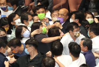又打起来了！台湾省“立法院长”苏贞昌被泼水