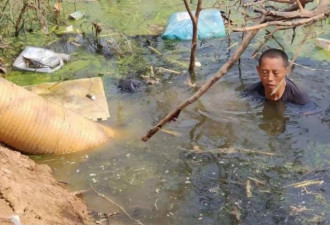 河南村庄洪水未退 救援队：尸骨棺材冲出来了