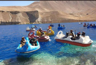 塔利班士兵湖上坐脚踏船 网友：现在他们有海军