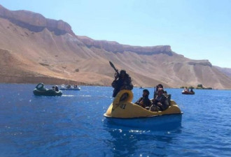 塔利班士兵湖上坐脚踏船 网友：现在他们有海军