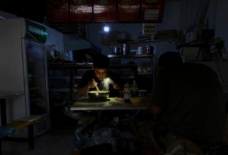 中国限电实况曝 顾客摸黑吃面得自备照明