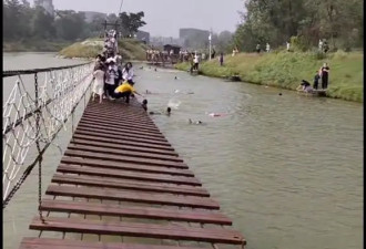 中国河南网红吊桥突然断裂10余人落水！