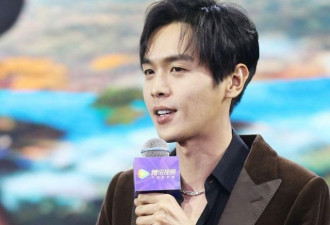 张若昀穿丝绒西装绅士十足，斯文不失风度