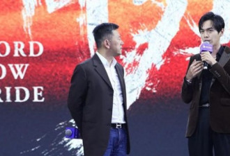张若昀穿丝绒西装绅士十足，斯文不失风度