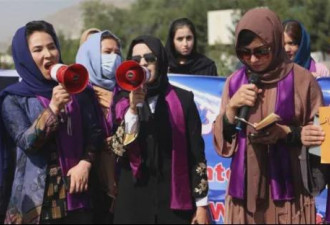 阿富汗女议长回忆被迫穿罩袍：像被活埋