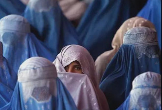阿富汗女议长回忆被迫穿罩袍：像被活埋