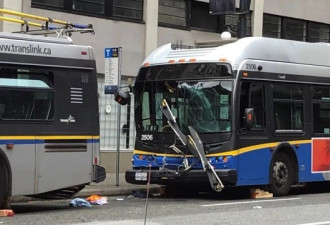 太可怕！温哥华两公交车相撞 司机惨遭挤压