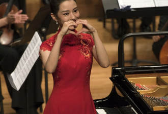 吉娜穿中国红旗袍演奏《黄河》微笑比心谢幕