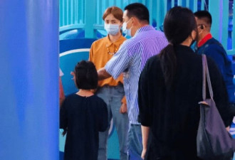 黄磊三胎儿子正面首曝光！4岁模样乖巧萌态足