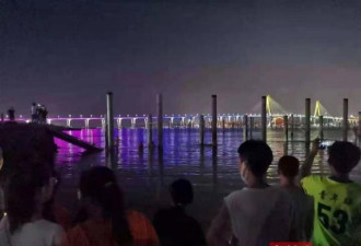 广东湛江一码头引桥垮塌14人落水 市民跳海救人