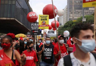 巴西上万民众上街 要防疫不力的总统赶快下台