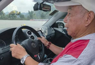 酷！81岁爷爷自驾越野车1500公里 打算去西藏