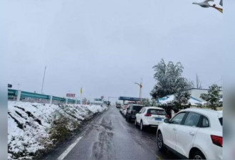 新疆因疫封路 游客滞留逾30小时车上避雪