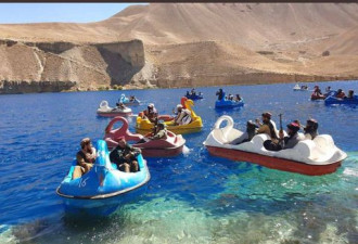 塔利班坐船游湖照片疯传 一个细节遭网友群嘲
