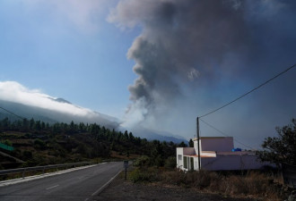 西班牙火山愈发激烈 科学家再发现两处大型缺口