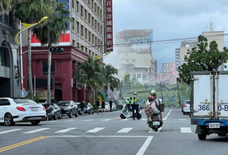 台湾7层楼高饭店突然整体倒塌 截断整条马路