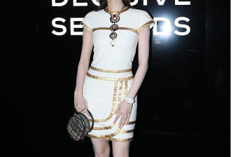 古力娜扎穿白裙镶金边像“埃及艳后”，太美了