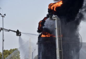 黎巴嫩石油设施发生火灾 25万升汽油被烧
