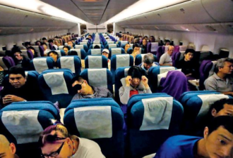 飞机上的三人座 谁有权使用中间扶手？