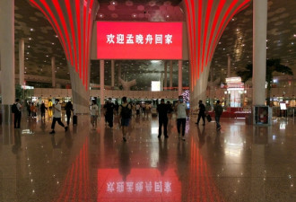 深圳机场聚集大批群众 高唱我的祖国