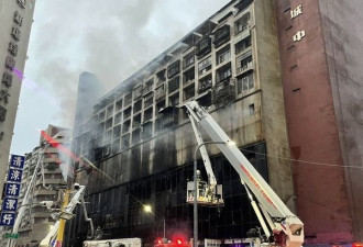 高雄12层建筑凌晨突发大火 整栋大楼被火海吞噬