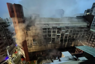 高雄12层建筑凌晨突发大火 整栋大楼被火海吞噬