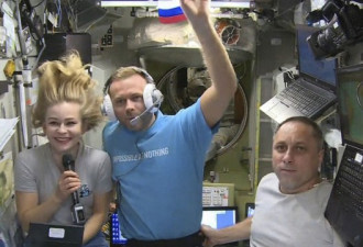 太空取景电影拍摄结束 俄女星与导演返回地球