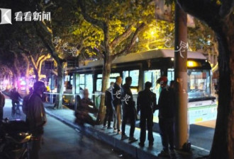 上海一男子怀抱儿子遭公交车碾压身亡