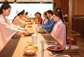 不能出国的中国年轻人 在餐厅里大玩穿越