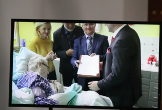 77岁捷克总统ICU病床上办公签署文件
